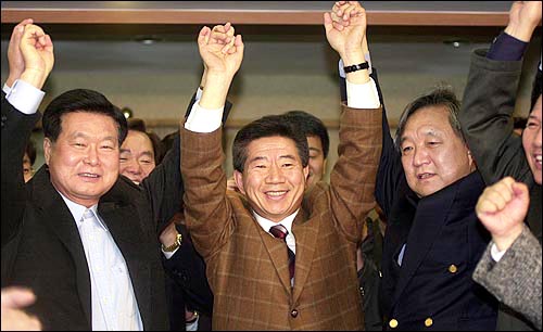 2002년 야권단일후보로 결정된 노무현 후보.